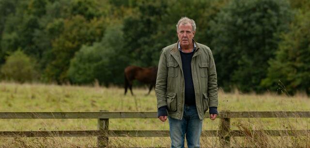 Jeremy Clarkson bewirtschaftet erstmals seine Farm. "Da haben selbst die größten Machos Pipi im Auge", schwört der Kollege aus Waidhofen. | Foto: Amazon Studios