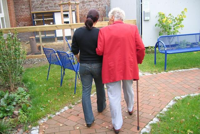 Maximal zwei Besucher darf ein Bewohner eines Seniorenheimes pro Tag empfangen  | Foto: Pixabay