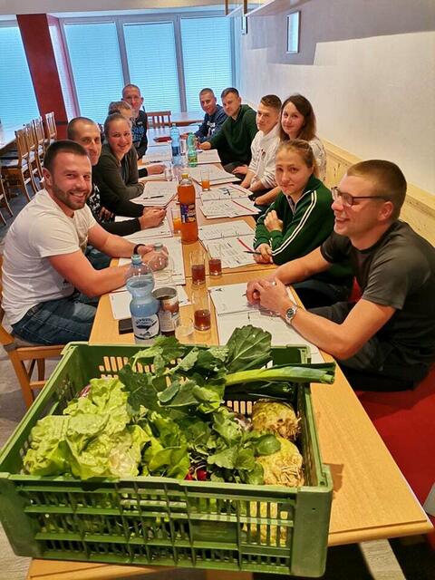 Die ukrainischen ErntehelferInnen lernten in den letzten Wochen schrittweise Deutsch. Speziell die Namen der verschiedenen Gemüsesorten wurden einstudiert. | Foto: GemNova Akademie