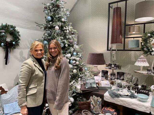 Sorgen für vorweihnachtliche Stimmung: Claudia Wonnebauer-Renzl und ihre Tochter Olivia.