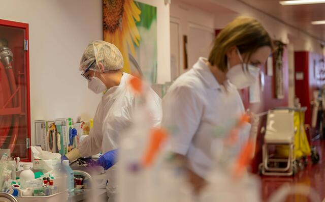 An den Vorarlberger Krankenhäusern müssen wegen der hohen Coronavirus-Zahlen nun planbare Operationen verschoben werden.