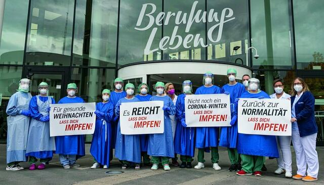 Bereits vor Wochen riefen Mitarbeiter in einem Flashmob zur Impfung auf. Diese würde große Entlastung für das Personal bringen. | Foto: Ärztekammer für OÖ