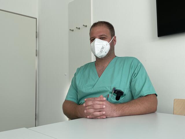 Leitender Diplompfleger Stefan Pirchner im Gespräch mit den BezirksBlättern.