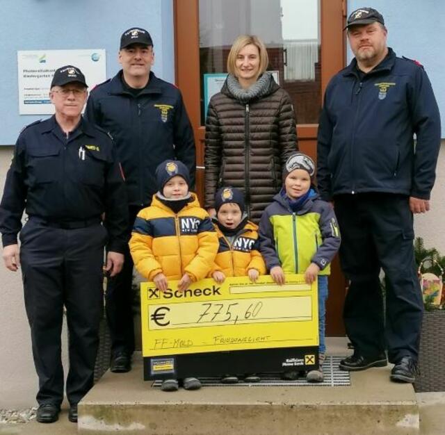 Die Freude im Kindergarten war groß: Luca Sindelir, Fabian Sindelir und Mathias Göd (1. Reihe, v.l.) sowie Georg Schmied, Kommandant Franz Fuchs, Kindergartenleiterin Edith Neubauer und Franz Göd (2. Reihe, v.l.)