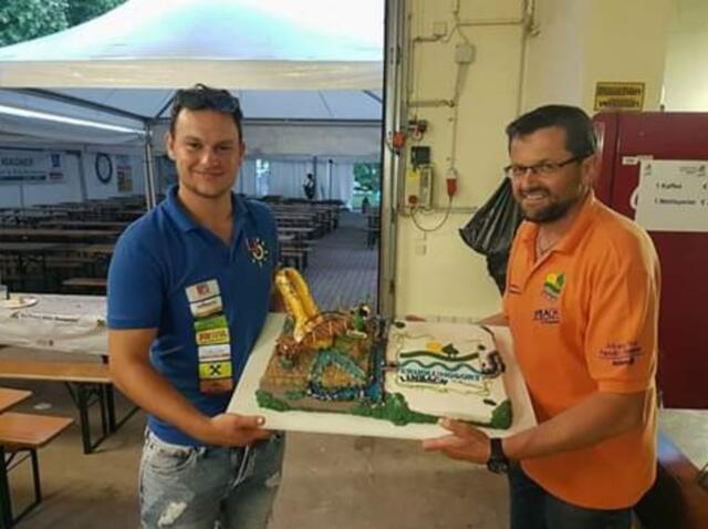 Übergabe eines Limbach-Bildes mit einer Darstellung der Sage des Goldenen Schuhs an den Limbacher Ortsvorsteher Klaus Weber. | Foto: Huber