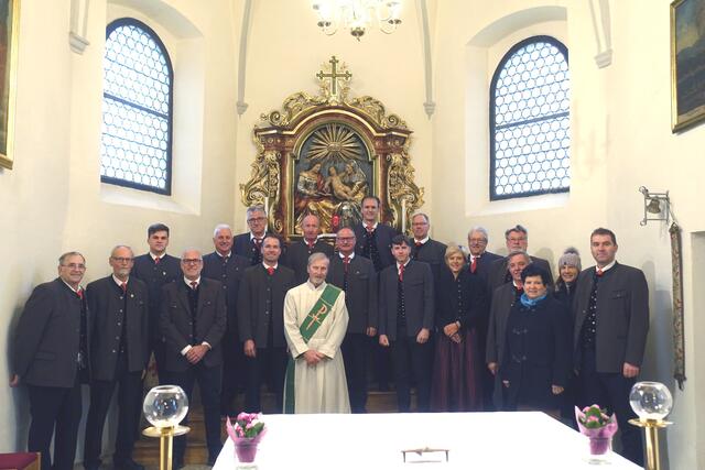 Mitte November feierten die Jaklinger Sänger mit Diakon Josef Darmann den Jubiläumsgottesdienst. | Foto: Privat