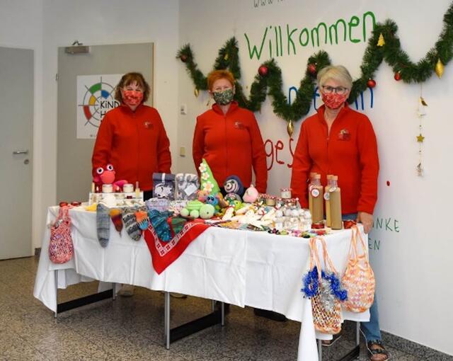 Die "drei Damen vom Adventmarkt" freuen sich bereits auf Ihre Bestellungen.