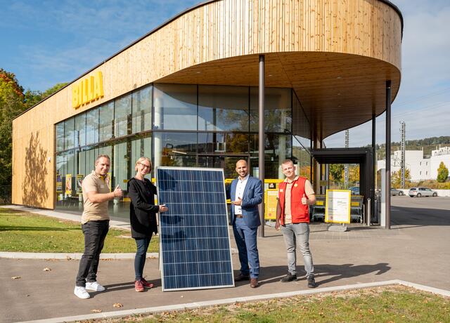 Der Billa Markt in der Hauptstraße 30 erhielt diesen Sommer eine Photovoltaik-Anlage.  | Foto: Billa