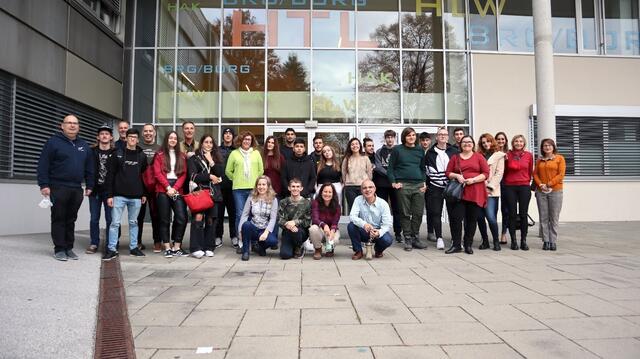 Die Projektteilnehmer vor dem Bundesschulzentrum in Wolfsberg. | Foto: HTL Wolfsberg