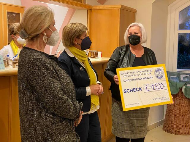 Sozialstadträtin Roswitha Zieger, Lilli Frömmer-Scherabon, Präs.in des SI Club Mödling, GfGR Gaby Steiner, Obfrau Frauenhaus Mödling bei der Scheckübergabe | Foto: Ulrike Strelec