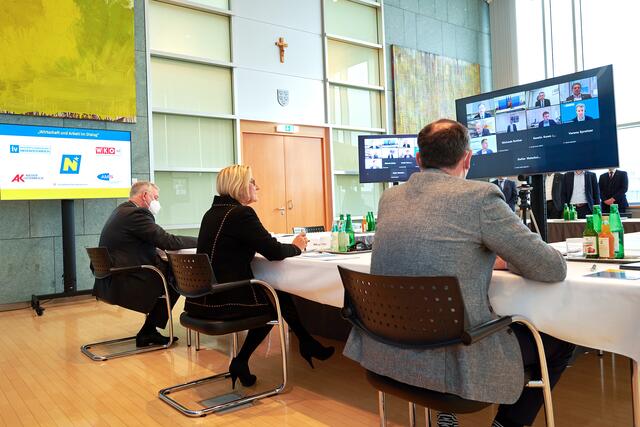 Landeshauptfrau Johanna Mikl-Leitner, Landesrat Jochen Danninger und Landesrat Martin Eichtinger waren über Videokonferenz mit den Sozialpartnern und Experten verbunden.