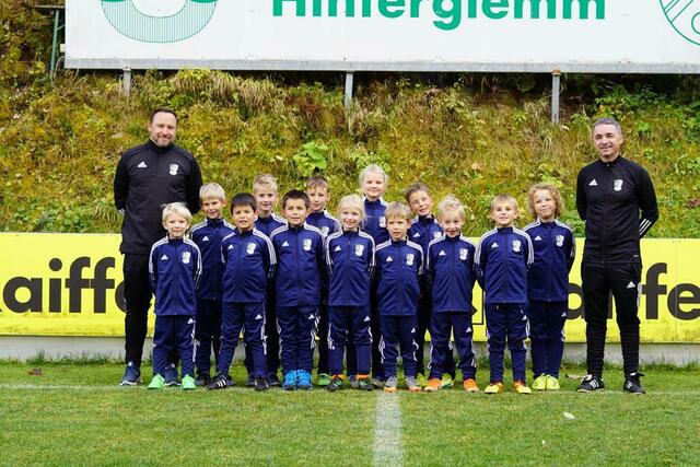 Die U8 und U10 des USC Saalbach-Hinterglemm wurden mit neuen Trainingsanzügen ausgestattet. Vielen Dank an die   Sponsoren house of brands Fam. Gumpold, Hotel Zwölfer Fam. Hasenauer und Uniqa Fresacher | Foto: Foto: USC  Saalbach