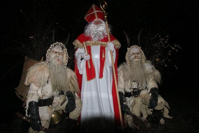 Zumindest die Haustürbesuche mit dem Nikolaus sind für die Viehbergteifen Mettmach heuer im Corona-Advent 2021 wieder möglich.