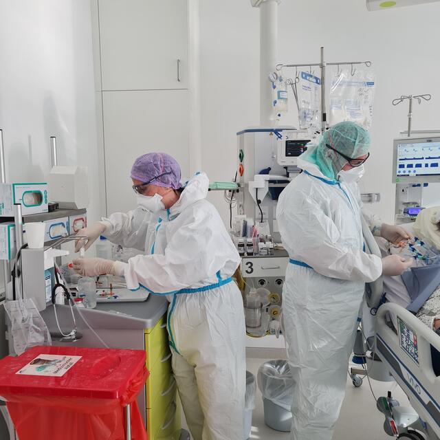 Die Arbeit auf der Intensivstation ist sehr belastend für das Personal. Essen, trinken und auch der Toilettengang muss schon im Vorfeld gut geplant werden.
