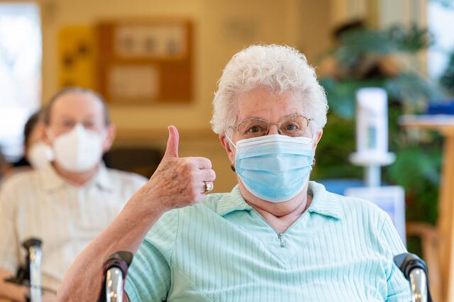 Besuche in den Pflegeheimen sind Möglich – ein paar Sicherheitsmaßnahmen müssen allerdings eingehalten werden. | Foto: fotokerschi.at/Werner Kerschbaummayr