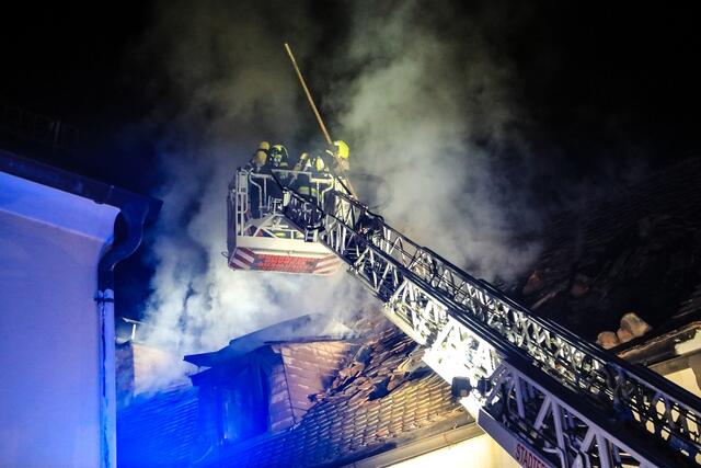 Die Feuerwehr musste das Dach öffnen.
