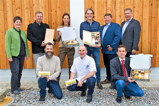  Die fürstlichen Direktvermarkter/innen Sonja Strasser, Reinhard Degen, Franz Obendorfer, Doris und Fritz Zucker, Roland Krammer, Gerhard Weindl sowie der gf. Gemeinderat Horst Obermayer und Bürgermeister Josef Tatzber. | Foto: Sonja Strasser, Franz Obendorfer 