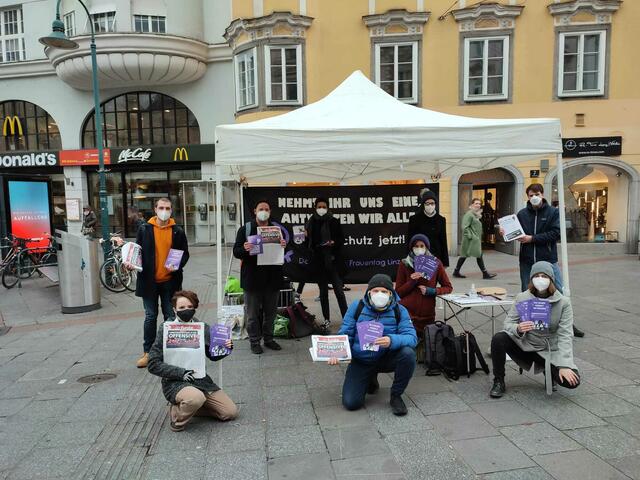 "Do It Yourself: Frauentag Linz"-AktivistInnen bei einer Straßenaktion gegen Gewalt an Frauen. | Foto: Do It Yourself: Frauentag Linz