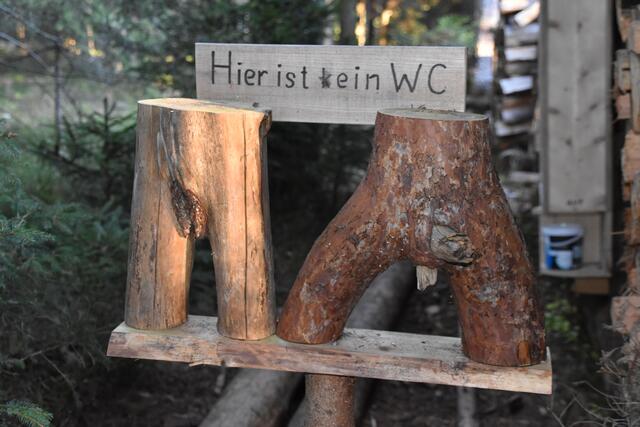 Der ironische Hinweis, dass sich dort kein WC befindet.