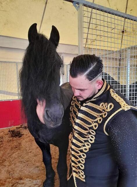 Zirkus-Chef Meiwen Kaiser mit seinem Pferd