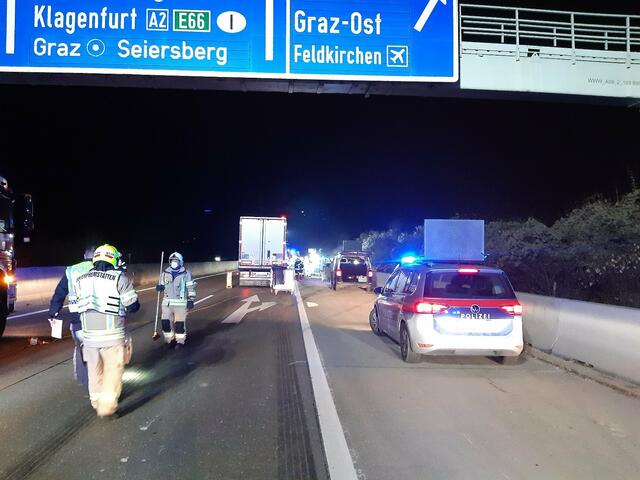 Die Autobahn war im Unfallbereich zwischen 18.35 und 19.15 Uhr komplett gesperrt.