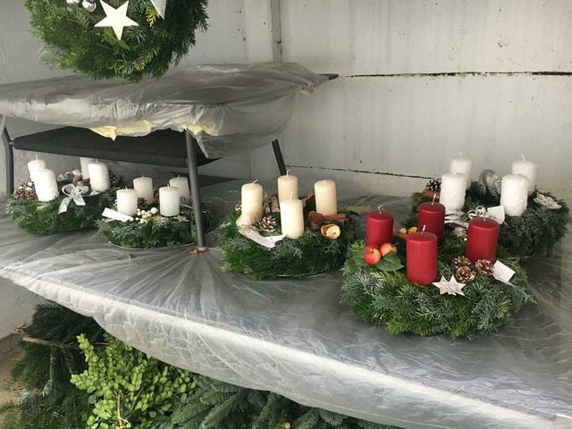 Floridsdorferin Gabriele Rötzer bastelt für Freunde und Verwandte seit einigen Jahren Adventkränze selber.
