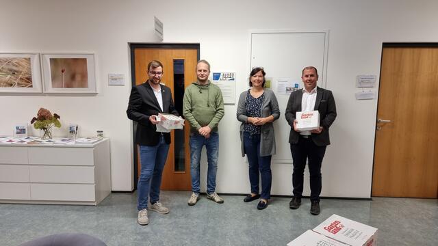 Stephan Scheifinger (li) und Patrick Trummer (re) brachten Marmeladen für alpha nova zu Franz Wurzinger und Margit Schmiedbauer  | Foto: KK