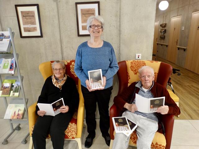 Die Bewohner Anna Lugger, Annemarie Kröll und Friedl Schober sind sichtlich stolz auf das neue Werk. | Foto: WPH Nußdorf-Debant
