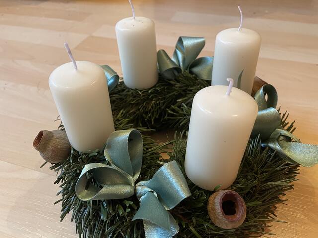 Der Adventkranz ist ein fixer Bestandteil in der Weihnachtszeit.