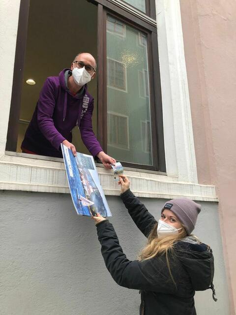 Thomas Bergthaler verkauft die Kunstkalender übers Fensterbankerl. | Foto: Matthias Kretschmer
