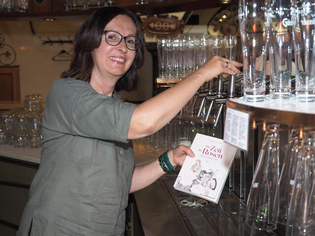 Die Autorin Johanna Görgl-Stachl aus Leoben beleuchtet in ihrem Buch "Die Zeit der Rosen" auch die heimische Lokalszene.