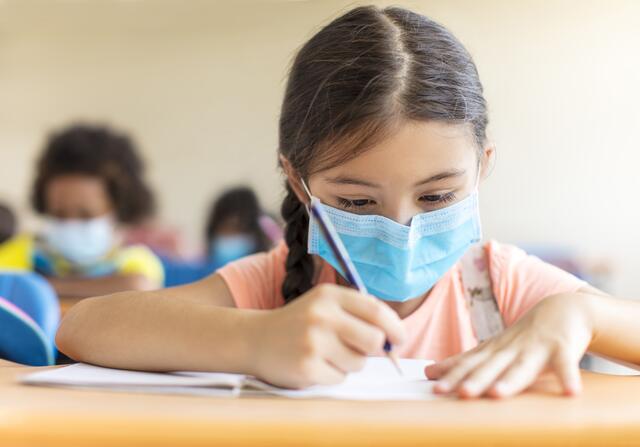 Im Unterricht herrscht Maskenpflicht. Die Schulen bleiben offen. Wie lange noch?