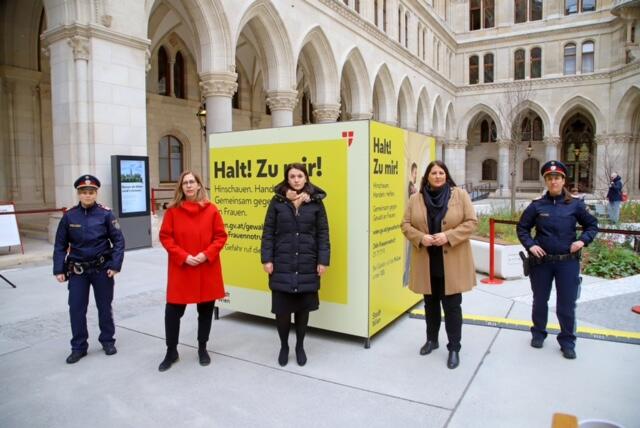 Vizebürgermeisterin und Frauenstadträtin Kathrin Gaál, Gemeinderätin Dolores Bakos und 24-Stunden Frauennotrufleiterin Heidemarie Kargl gaben den Startschuss für die Stadt-Wien-Kampagne „Halt! Zu mir!“.