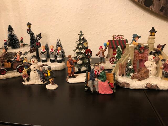 Weihnachtliche Figuren auf den Regalen und Kästen.