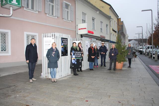 Vor dem Tourismusbüro klärt Innova in einer Freiluft-Ausstellung auf 16 Plakaten über systembedingte Diskriminierung und Gewalt auf.