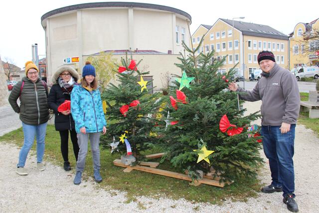 Die Weihnachtsbäume werden drent und herent vor Geschäften und auf Plätzen aufgestellt.