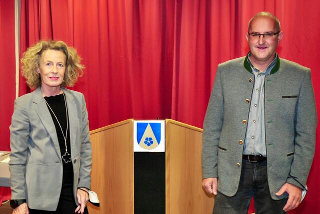 Gemeinsames Foto der Kandidatin und des Kandidaten vor einer ungeplant turbulenten Sitzung. | Foto: Hassl