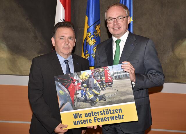 Die Förderung eines neuen Fahrzeugs wurde beschlossen - Landtagsabgeordneter Franz Mold und Landeshauptmann-Stellvertreter Stephan Pernkopf bedankten sich im Zuge dessen bei allen Freiwilligen Feuerwehrkräften. | Foto: NLK/Reinberger