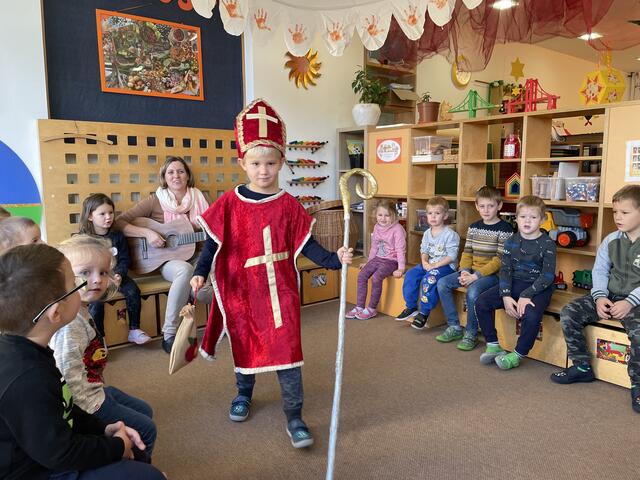 Bastelzeit im Kindergarten: Weihnachtszauber mit Ausmalbildern!