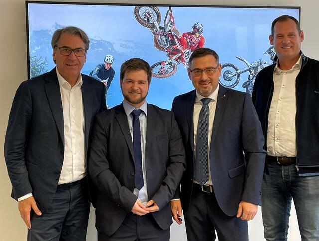 Arbeitsgespräch zwischen Stefan Pierer, Viktor Sigl, Daniel Lang und Klaus Mühlbacher bei KTM in Mattighofen.
Am Bild: Stefan Pierer, Daniel Lang, Klaus Mühlbacher, Viktor Sigl (v. l.)
 | Foto: OÖVP