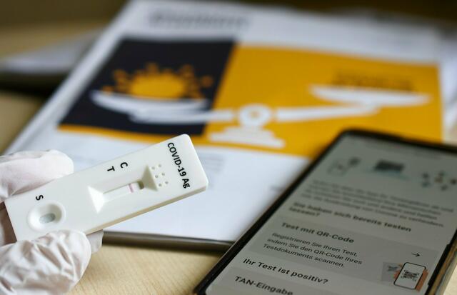 Solange nichts von den angekündigten Gurgeltests in Sicht ist und noch nicht einmal ein Verfügungstermin besteht, sollen die Wohnzimmertest noch akzeptiert werden, fordert AK Präsident Erwin Zangerl.  | Foto: Pixabay/Peggychoucair (Symbolbild)
