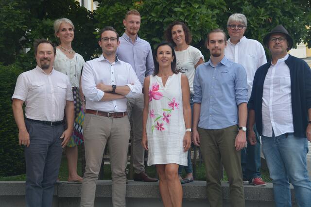 Das Neos-Team im Mondseeland:
Vordere Reihe vlnr: Martin Bobek (Tiefgraben), Maximilian Schappelwein (Tiefgraben), Sabine Huemer (Mondsee), Markus Schwaighofer (Tiefgraben), Gerhard Fischer (Mondsee)
Hintere Reihe vlnr: Sabine Bobek (Tiefgraben), Maximilian Schmidt (Mondsee), Barbara Schmid (St. Lorenz), Ruediger Niemz (Mondsee).
