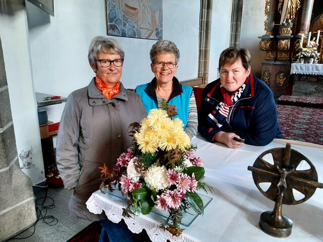 Raab, Ebenhofer, Lindtner, die drei "Blumenschmückerinnen" der Pfarrkirche Pabneukirchen.