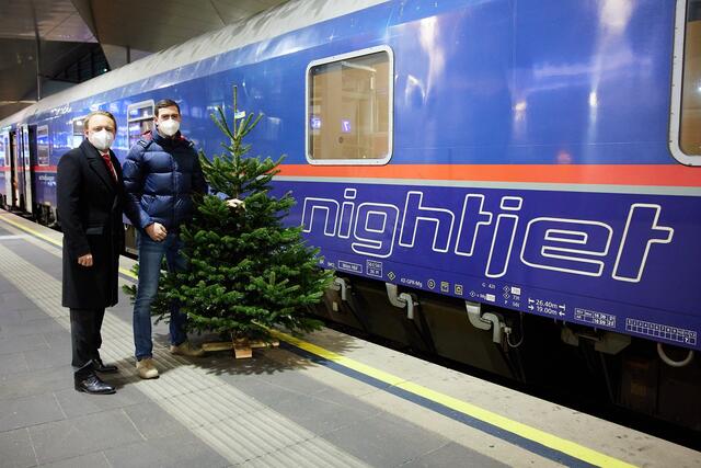 Alexander Bernhuber und Sven Pöllauer, ÖBB-Personenverkehr AG, vor der Abfahrt des Christbaums vom Jauerling am Bahnsteig
