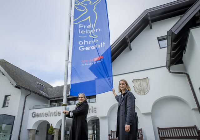 Anifs Bürgermeisterin Gabriella Gehmacher-Leitner und Landesrätin Andrea Klambauer hissen die Flagge gegen Gewalt | Foto: Land Salzburg / Neumayr – Leopold