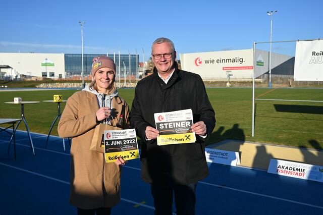 Speerwerferin Victoria Hudson und Bürgermeister Thomas Steiner freuen sich auf das Top-Meeting 2022