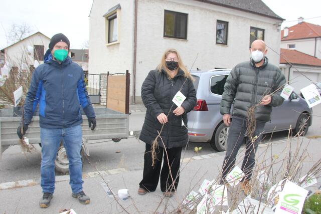 Eine Aktion für die Umwelt organisierten die Weikendorfer Grünen.
