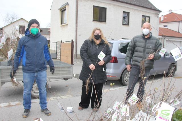 Eine Aktion für die Umwelt organisierten die Weikendorfer Grünen. | Foto: Foto: Mold