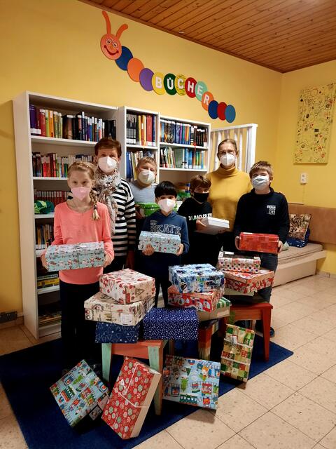 Hannah, Mustafa, Noah, Marvin, vorne. Erika Leitenmayr, Julian, Bettina Auböck, 2. Reihe.