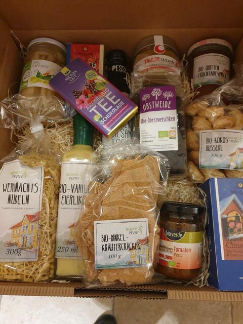 Sowohl Pakete als auch Körbe sind mit regionalen „Bio-Schmankerln" gefüllt.  | Foto: Pevny